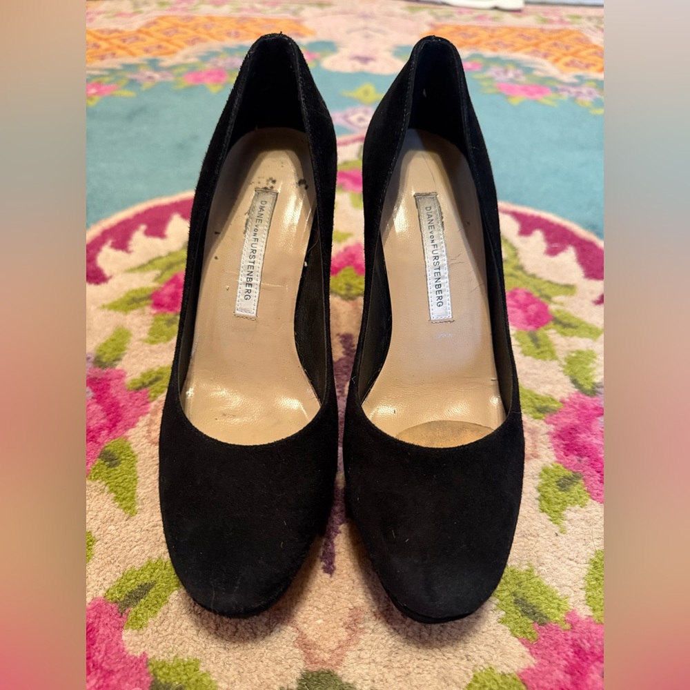Diane Von Furstenberg Black Suede Round-Toe Pumps